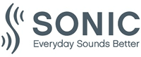 Logo der Hörgeräte-Marke Sonic mit S-Schallwellen und Slogan „Everyday Sounds Better“.
